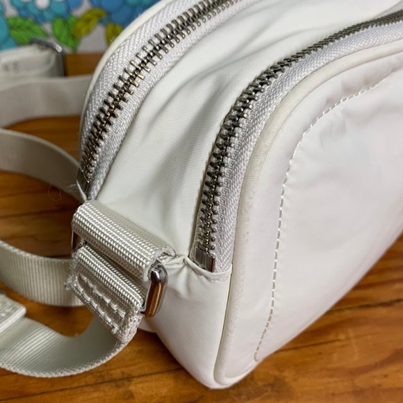 Lululemon  Ivory White Crossbody Camera Bag 2L - Picture 3 of 15